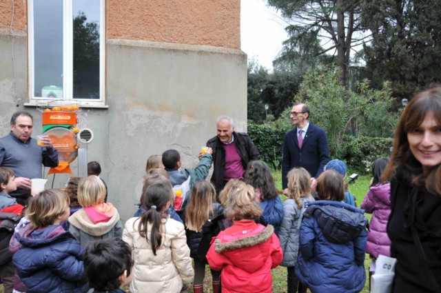 i bambini della scuola romana assaggiano l'arancia