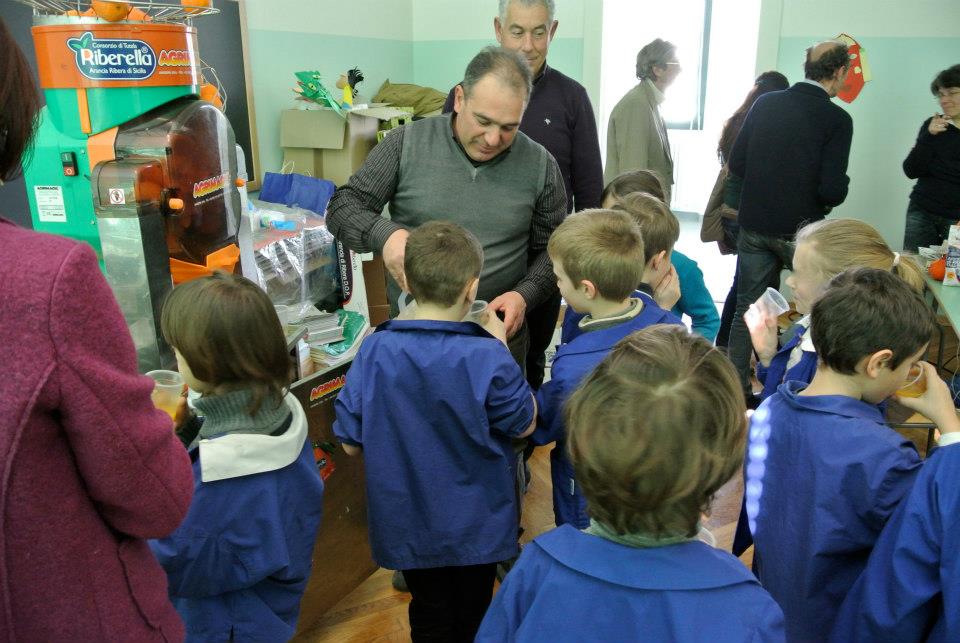 bambini in fila per la spremuta