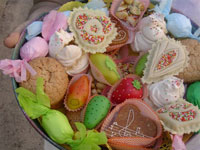 cesto di dolcetti sardi colorati