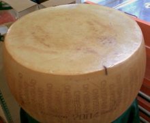 una forma di parmigiano-reggiano