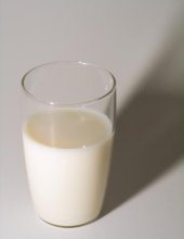 un bicchiere che contiene latte