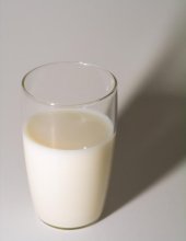 un bicchiere che contiene latte