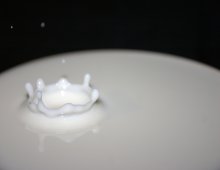 una goccia che cade nel latte