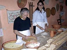 signora e ragazza preparano gli gnocchetti