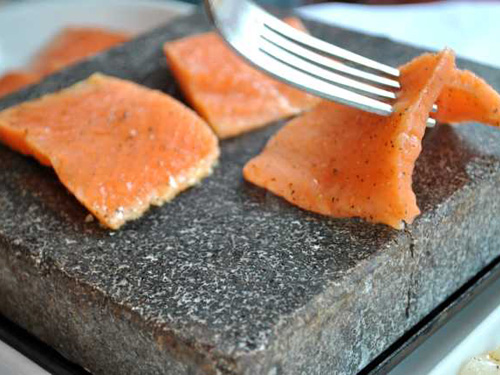 il salmone cucinato su pietra