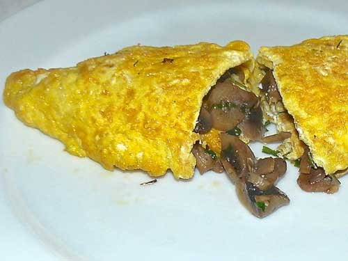 un'omelette ripiena di funghi