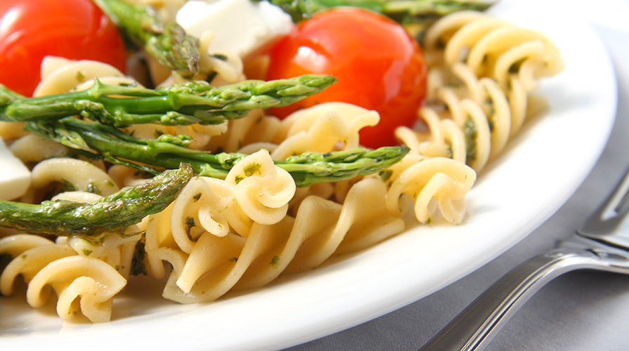 fusilli-con-asparagi-di-bosco-e-pomodori