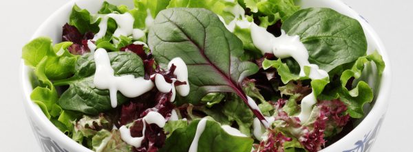 insalata verde con salsa allo yogurt