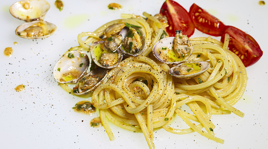 linguine alle vongole con musse di zucchina e bottarga