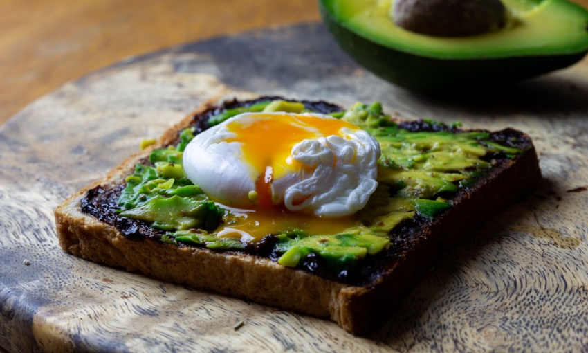 avocado toast con vegemite
