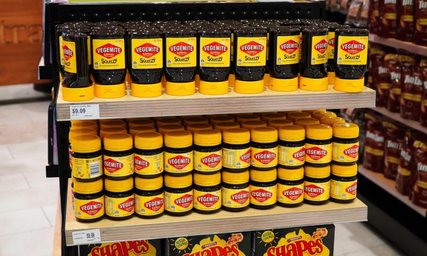 scaffale del supermercato con i prodotti vegemite