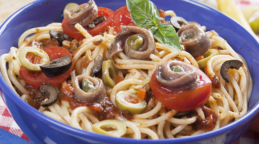 spaghetti-con-acciughe-e-olive-nere