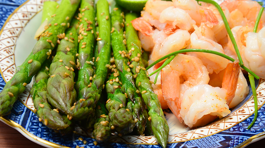 barchette-di-cipolla-con-asparagi-e-gamberetti