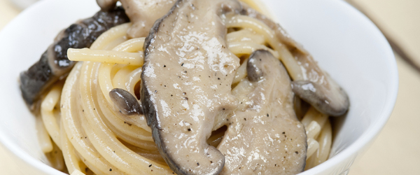 Spaghetti alla chitarra con salsa di funghi e crema di tartufo