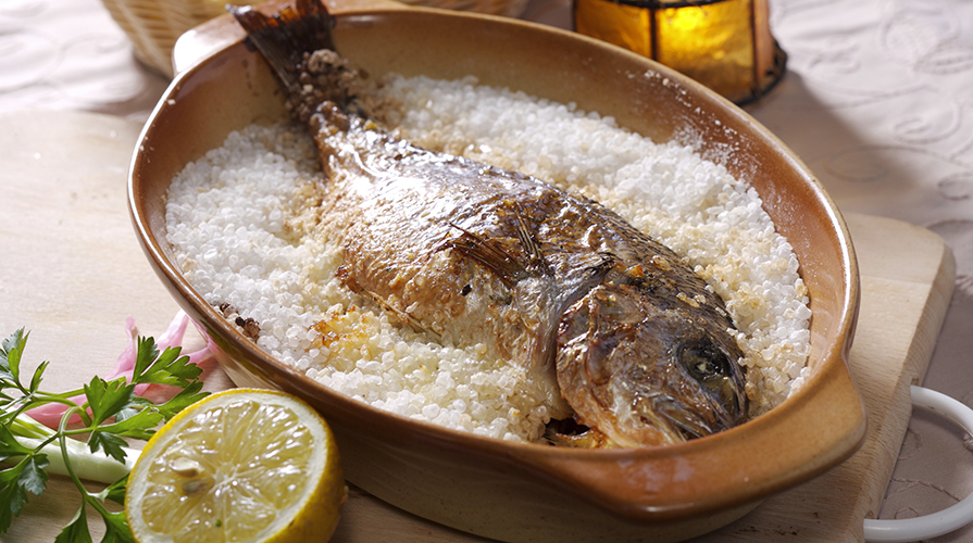 La cottura al sale e a vapore per cucinare il pesce: ricette e tecniche