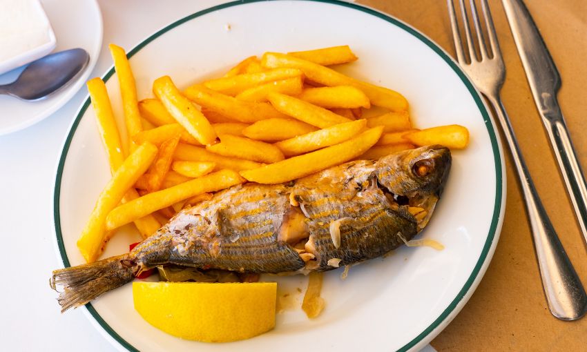 sarpa con patatine fritte