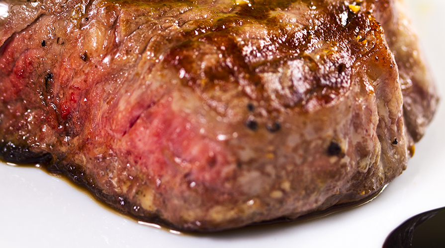 filetto-alla-piastra-con-salsa-aromatica-al-vino-rosso