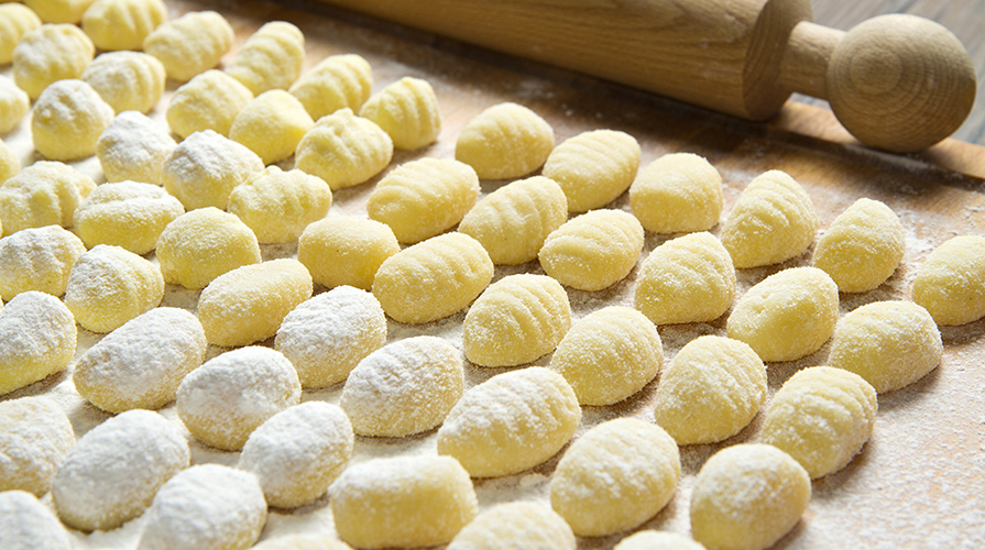 gnocchi-ai-4-formaggi-su-vellutata-di-rapa-rossa