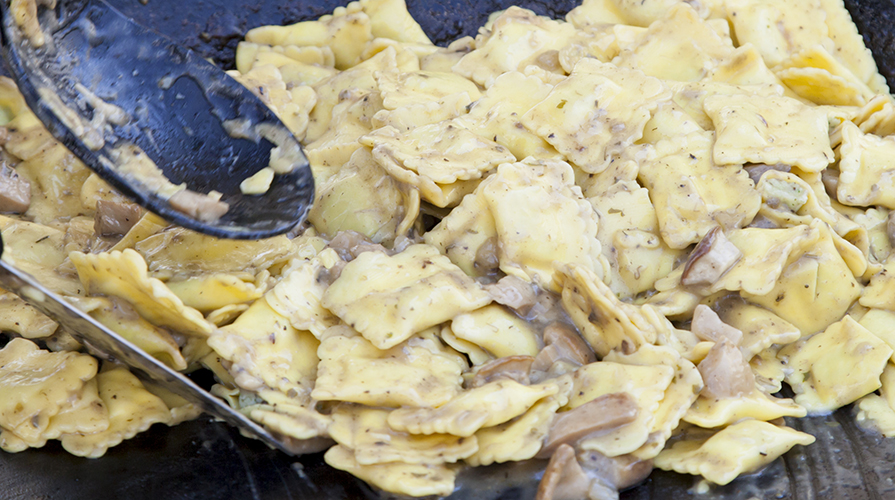 ravioli-di-ricotta-porcini-e-speck