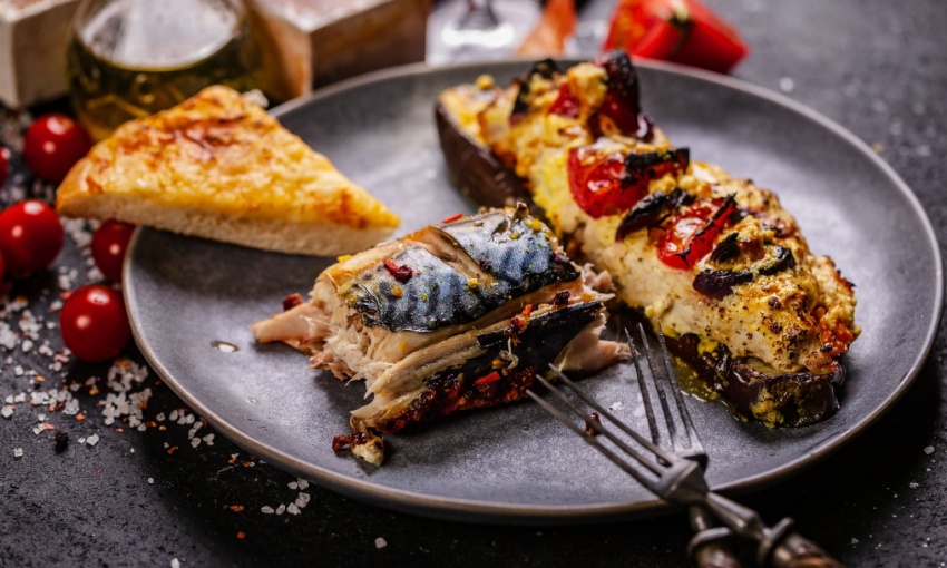 sgombro con pane tostato
