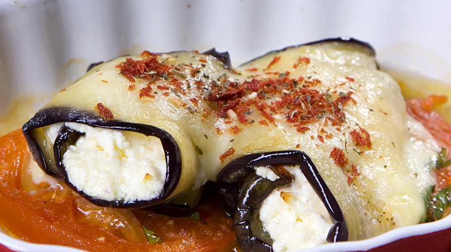 rotolini-di-melanzana-e-ricotta-su-letto-di-pomodoro