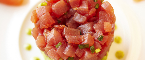 tartare-di-tonno-con-timo-limone-e-pistacchi