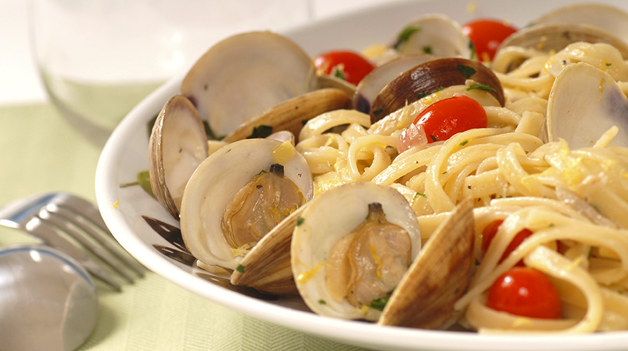 spaghetti-alle-vongole-pomodori-secchi-e-pangrattato-e-salsa-ai-cannellini