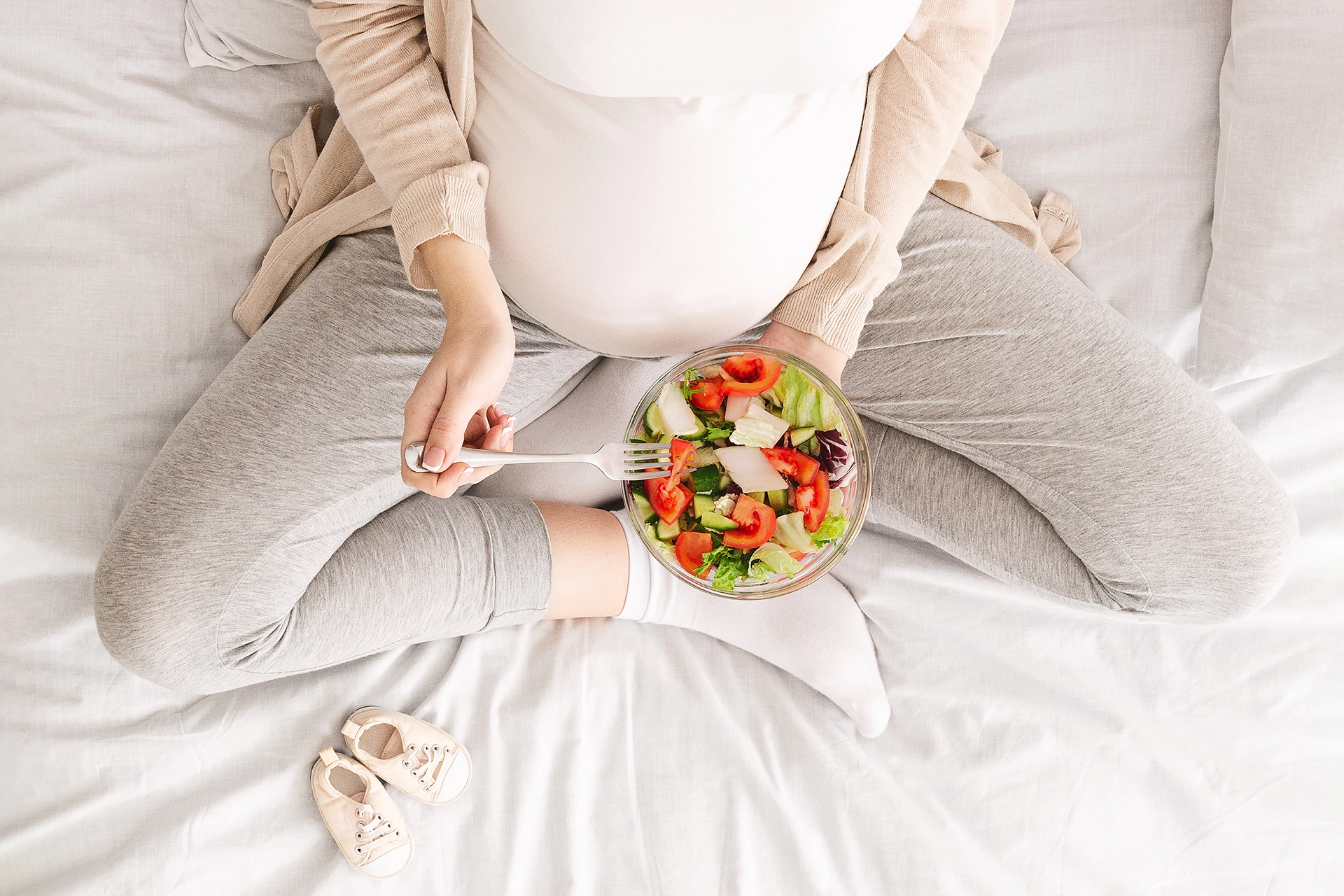 Donna in gravidanza mangia una insalata