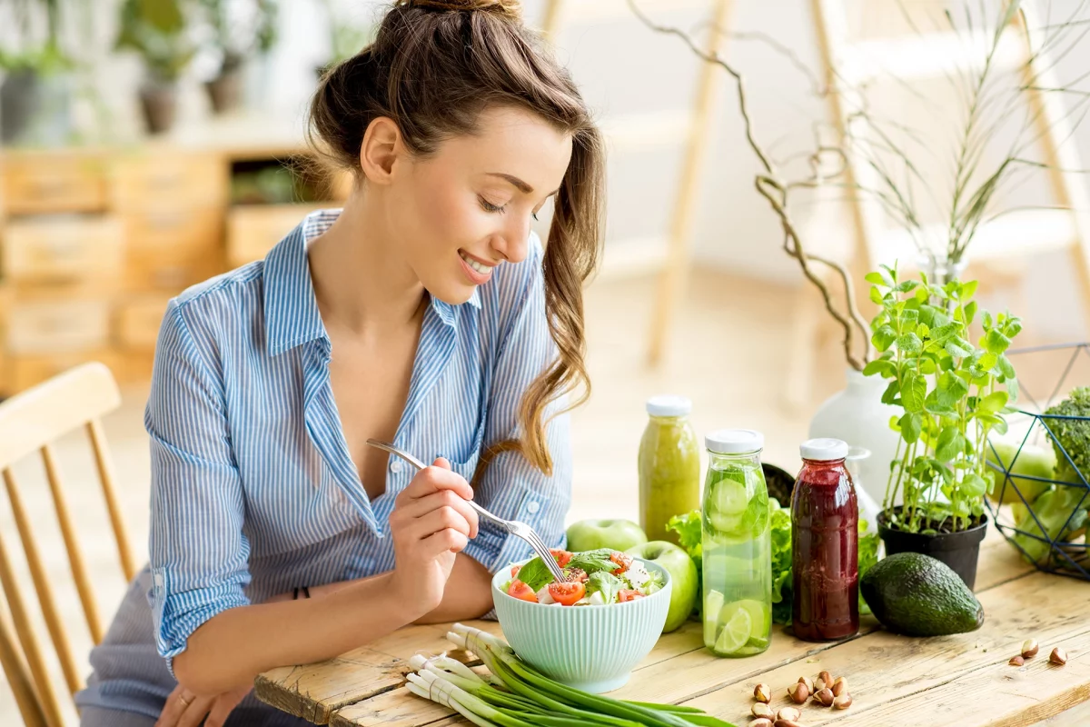 Giovanne donna mangia una insalata