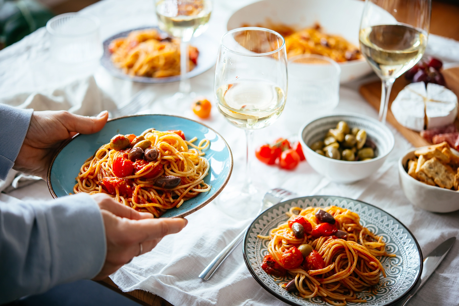 Tavola imbandita con piatti di pasta