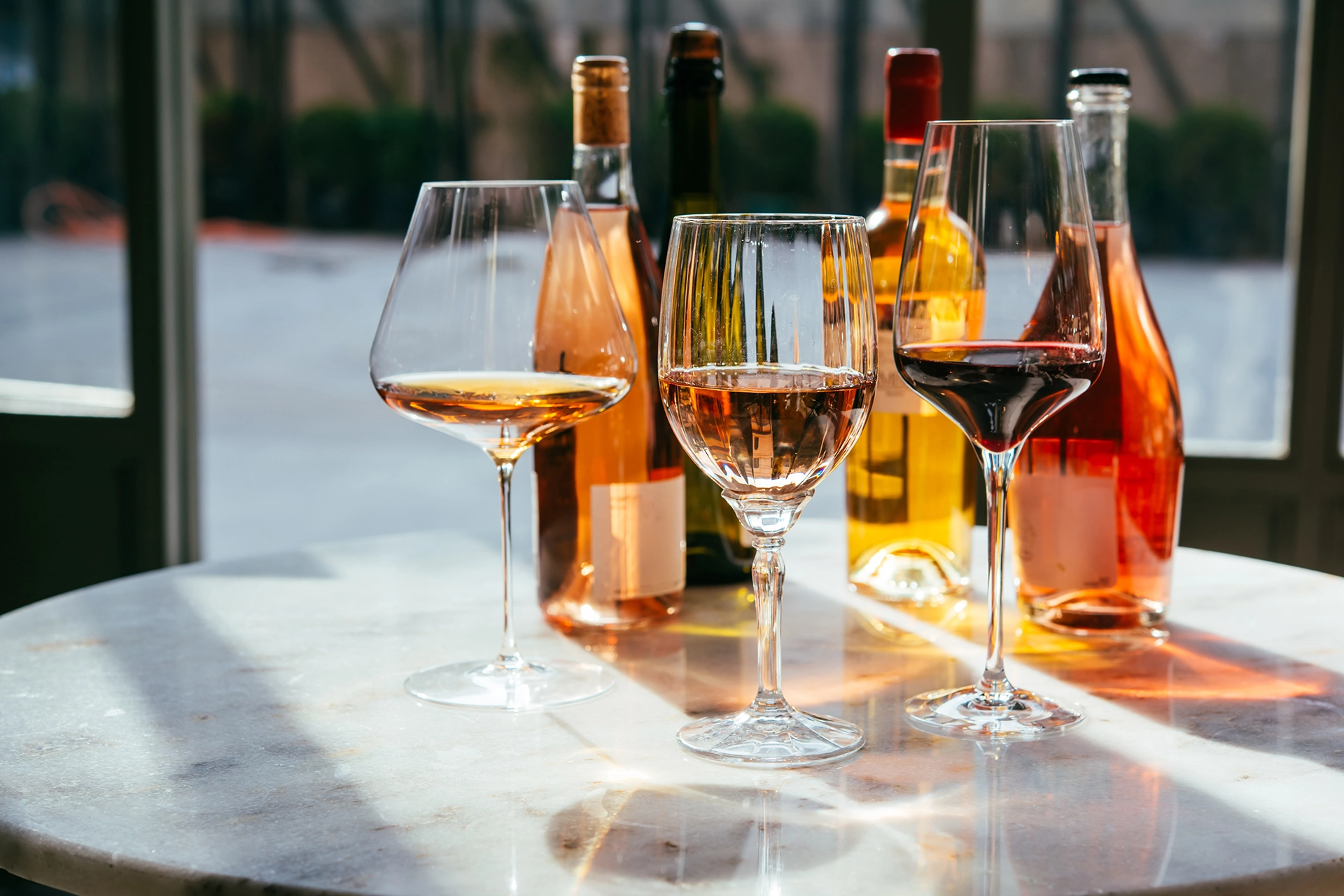 Calici e bottiglie di vino