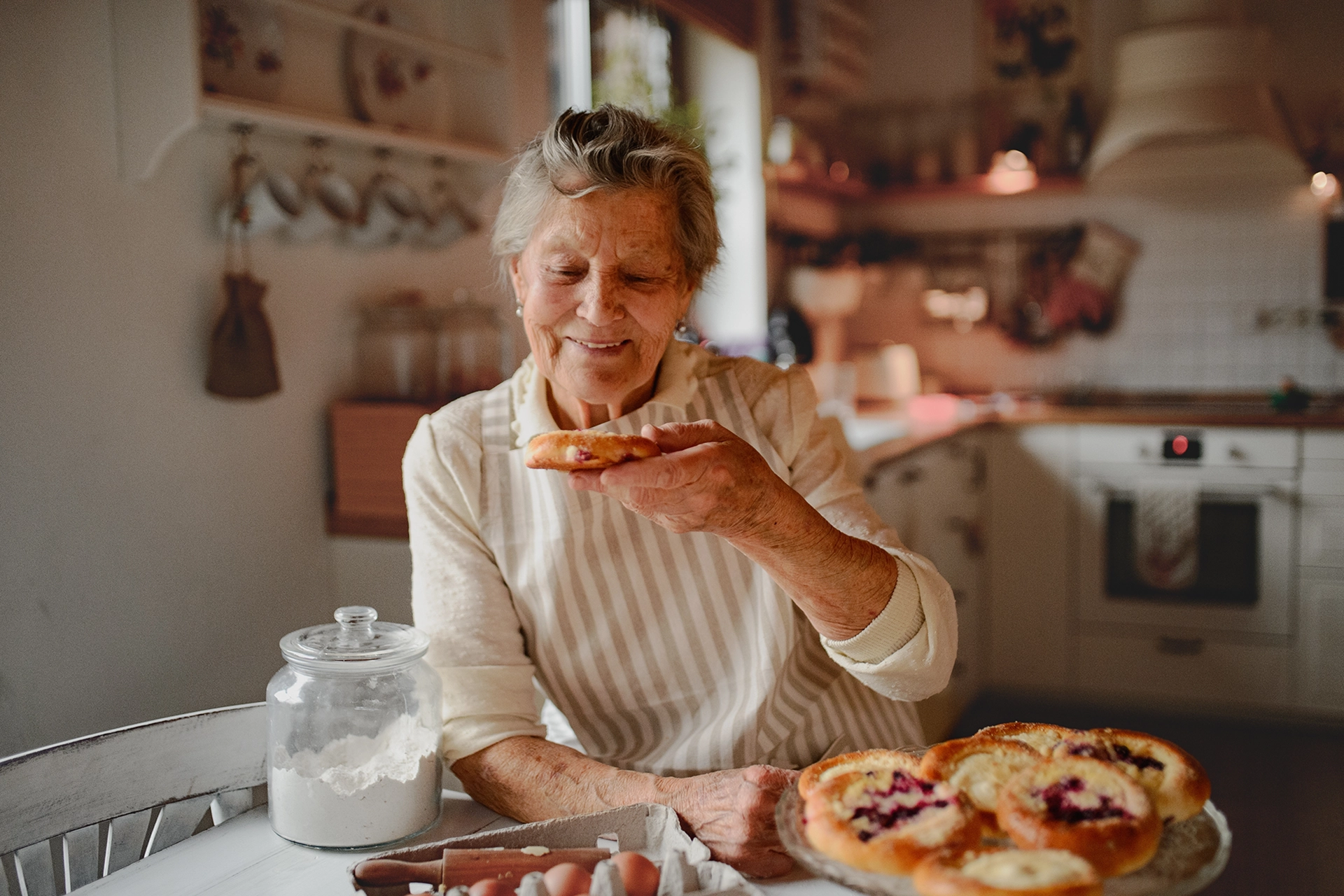 Nonna mangia una fetta di torta