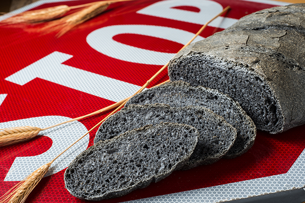 Pane al carbone vegetale fa male