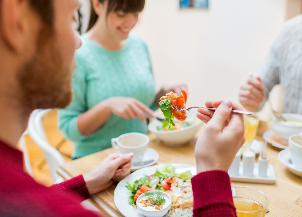 invitare a cena