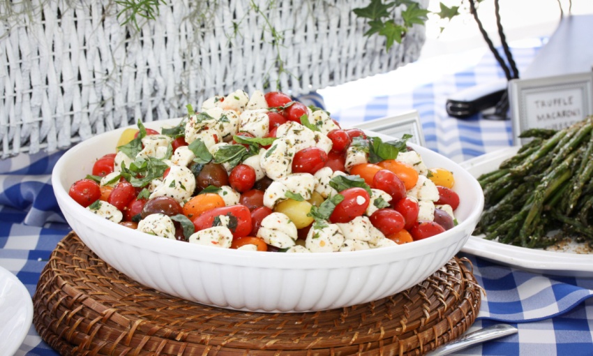 insalata fresca con pomodorini, mozzarella, olive e basilico