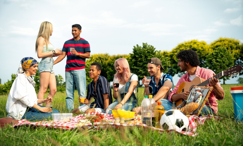 gruppo di amici che fa pic nic