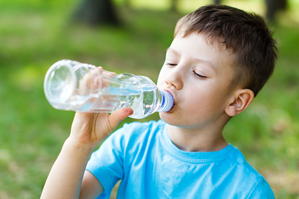 Montagna idratazione bambini