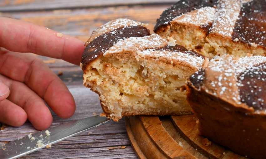 fetta di pastiera napoletana