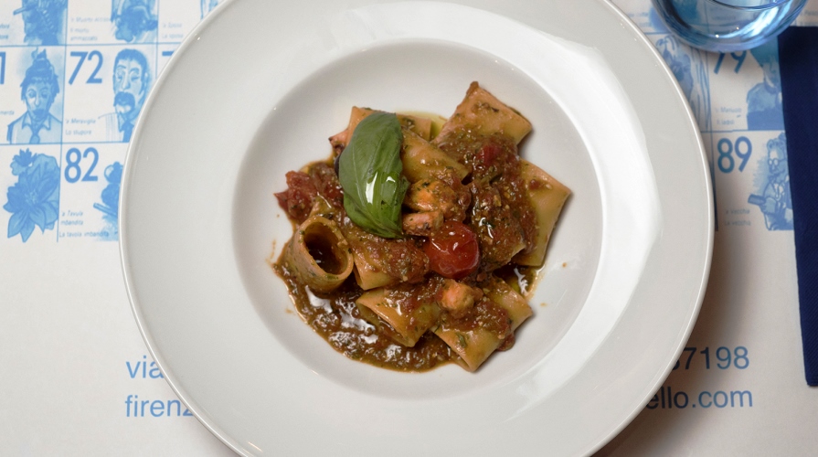 Paccheri con astice e pomodorini del piennolo. Ricetta del Ristorante  Pizzeria Retrobanco - Le storie dei protagonisti del Food