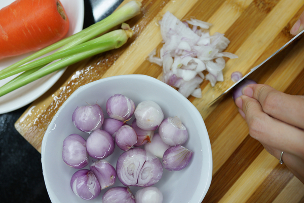 Tagliare la cipolla senza piangere: con alcuni trucchi si può!