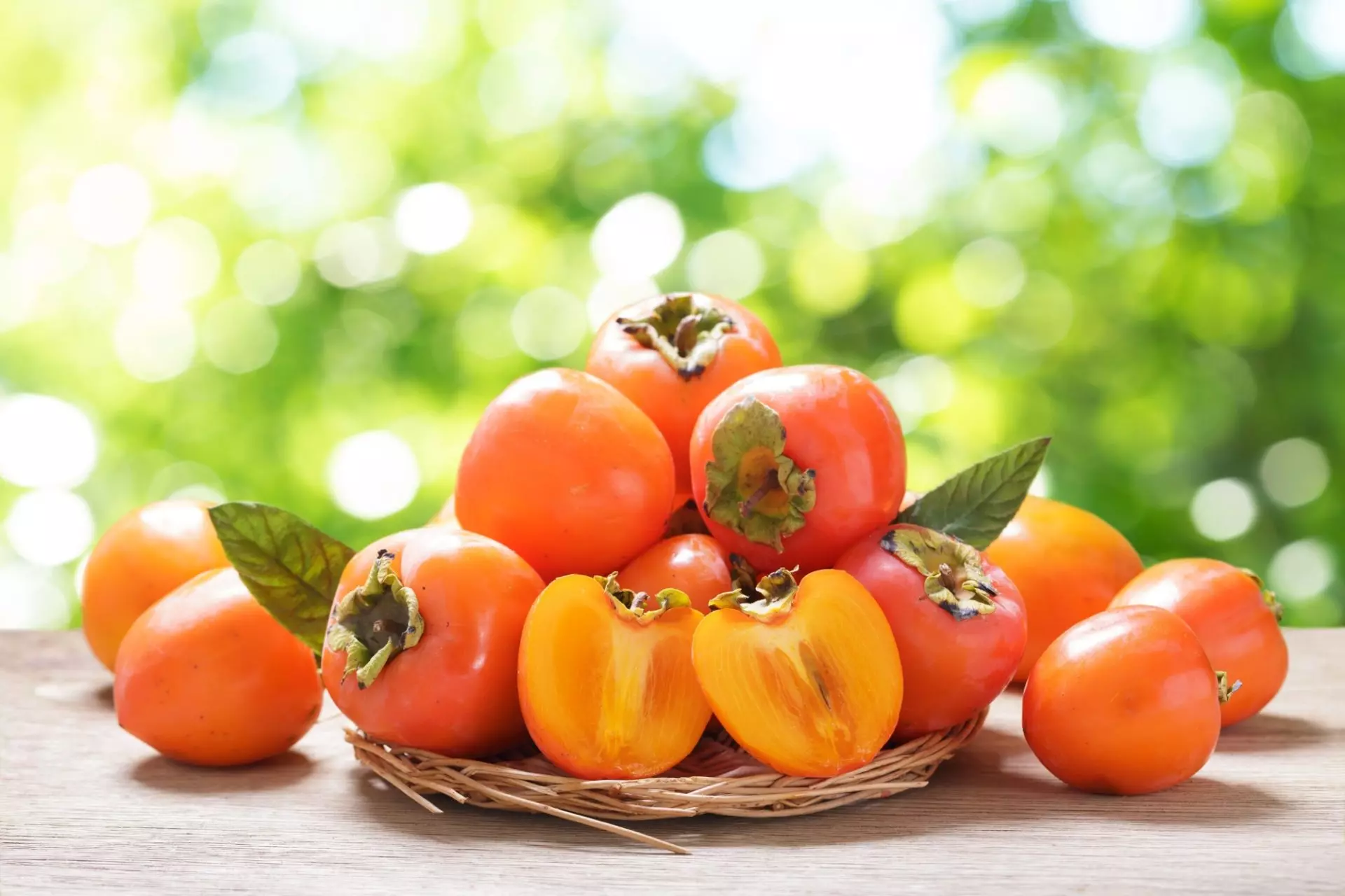 cesto pieno di cachi