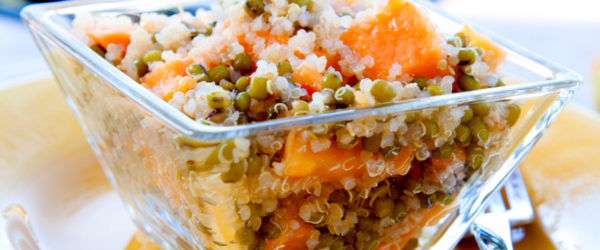 insalata di quinoa con verdure e frutta