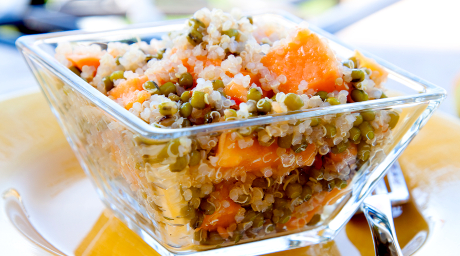 insalata di quinoa con verdure e frutta
