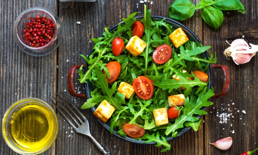 insalata di rucola, pomodorini e tofu