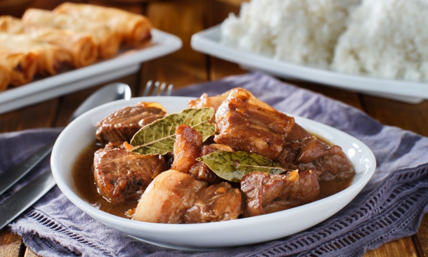 spezzatino di carne aromatizzato con foglie di alloro