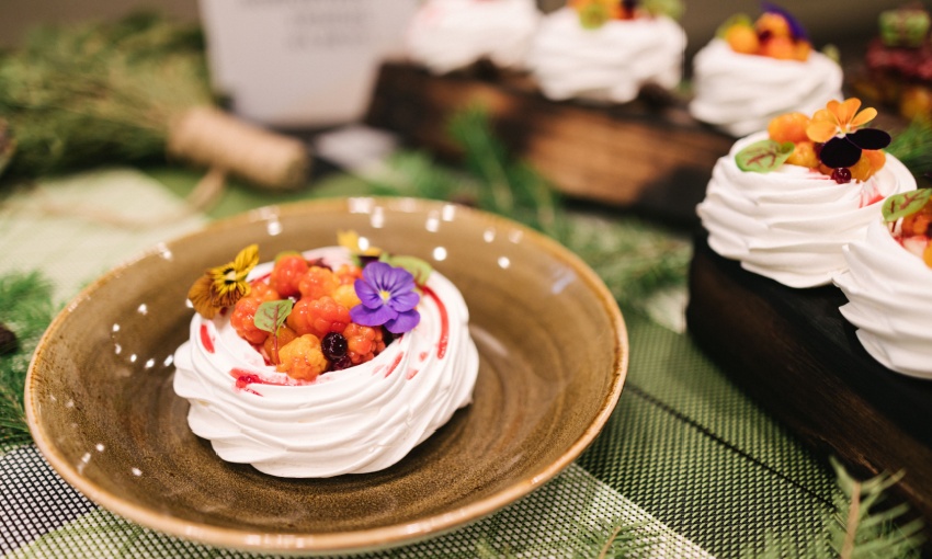 dolce con fiori eduli