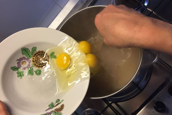 brodo con uova