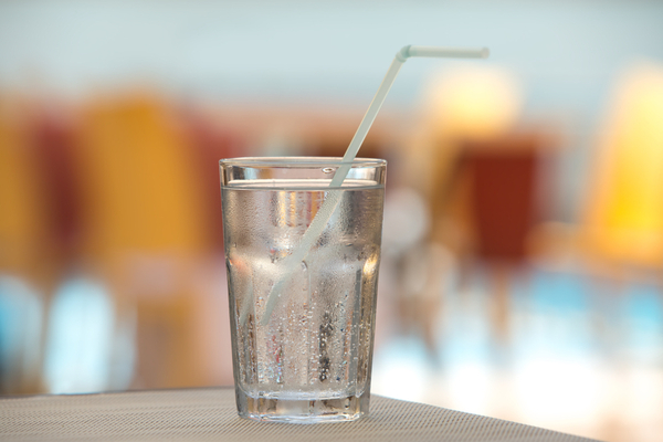 acqua frizzante danneggia i denti