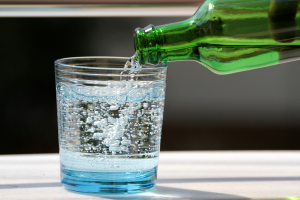 acqua frizzante f