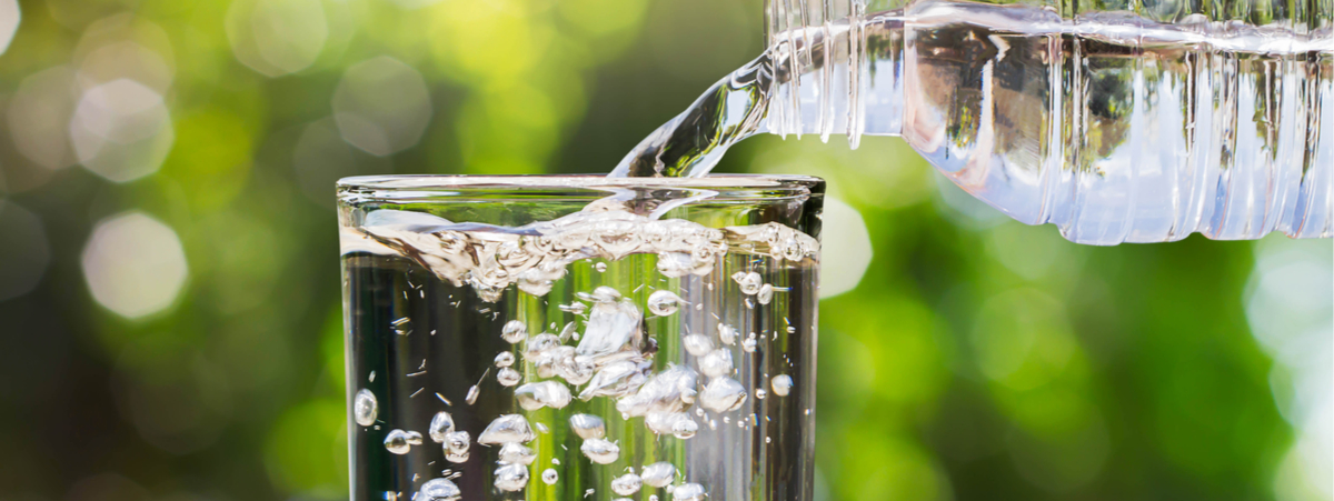 L'acqua frizzante fa male? Il parere della nutrizionista